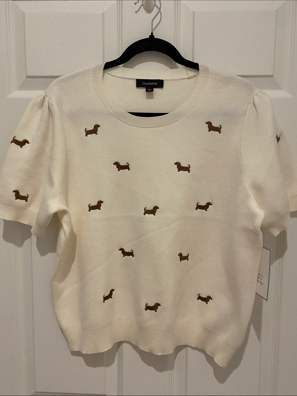 Calligraphie Cream Short-Sleeve Sweater with Brown Dachshund Motif